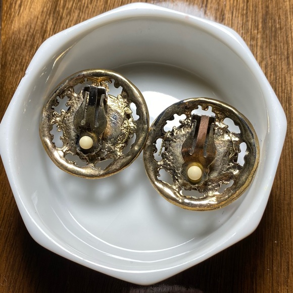 Red and gold, Vintage clip on earrings. Stunning ornate antique gold casing. - Picture 2 of 7